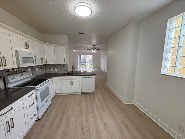 Building Photo - 2208 Ensenada Terrace