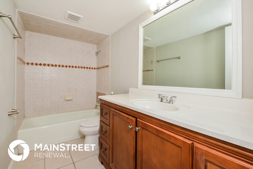 Building Photo - 2426 Pinehurst St