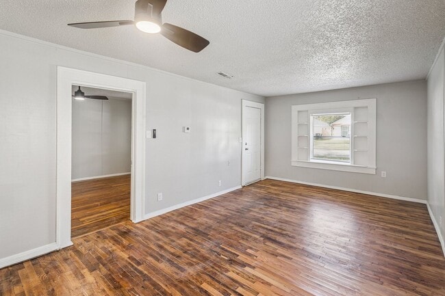 Building Photo - Beautifully renovated 2/1!