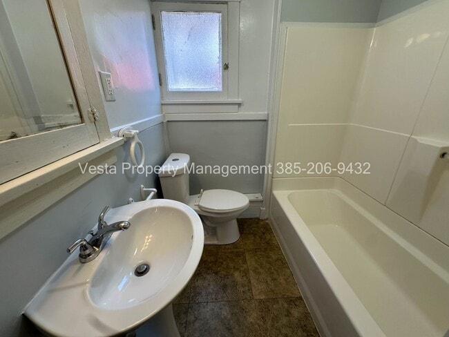 Building Photo - 1082 Doxey St