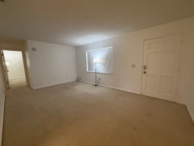 Building Photo - Charming 2 bedroom 1.5 bathroom home