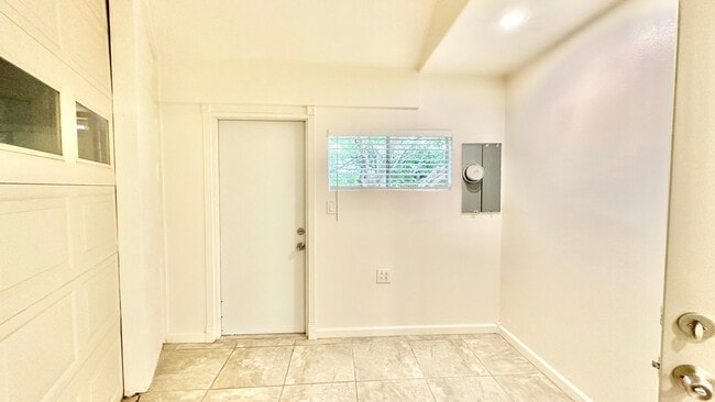 Building Photo - Beautiful, Single Story, Private Entry, De...