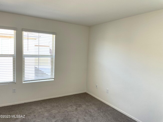 Building Photo - 1127 E Cairn St