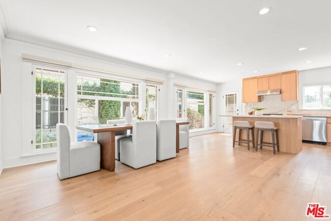 Building Photo - 1107 S St Andrews Pl