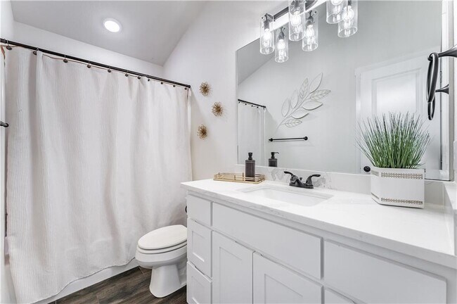 Building Photo - 707 W Jillian St