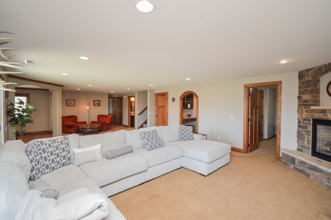 Building Photo - 2204 S Silverthorne Ave