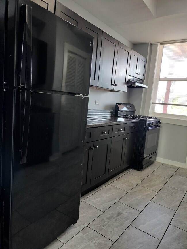 Building Photo - 1413 W 66th St