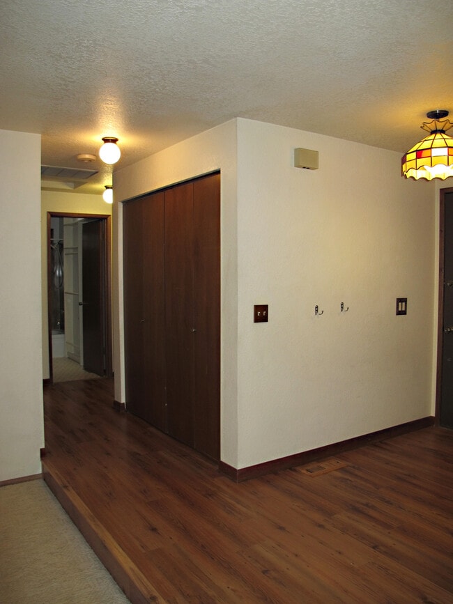 Building Photo - Pet Negotiable 3 Bedroom Home. Fire Place and Garage.