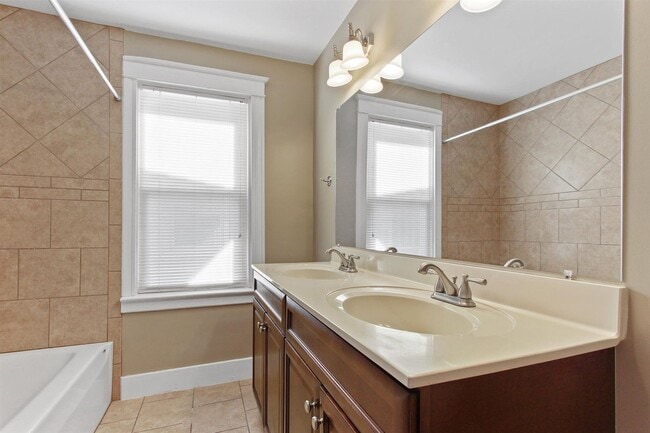 Building Photo - Spacious Single Family Home In York City!