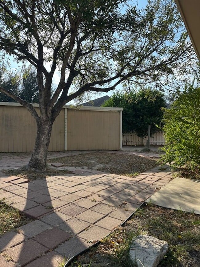 Building Photo - 2310 Hackberry Ave