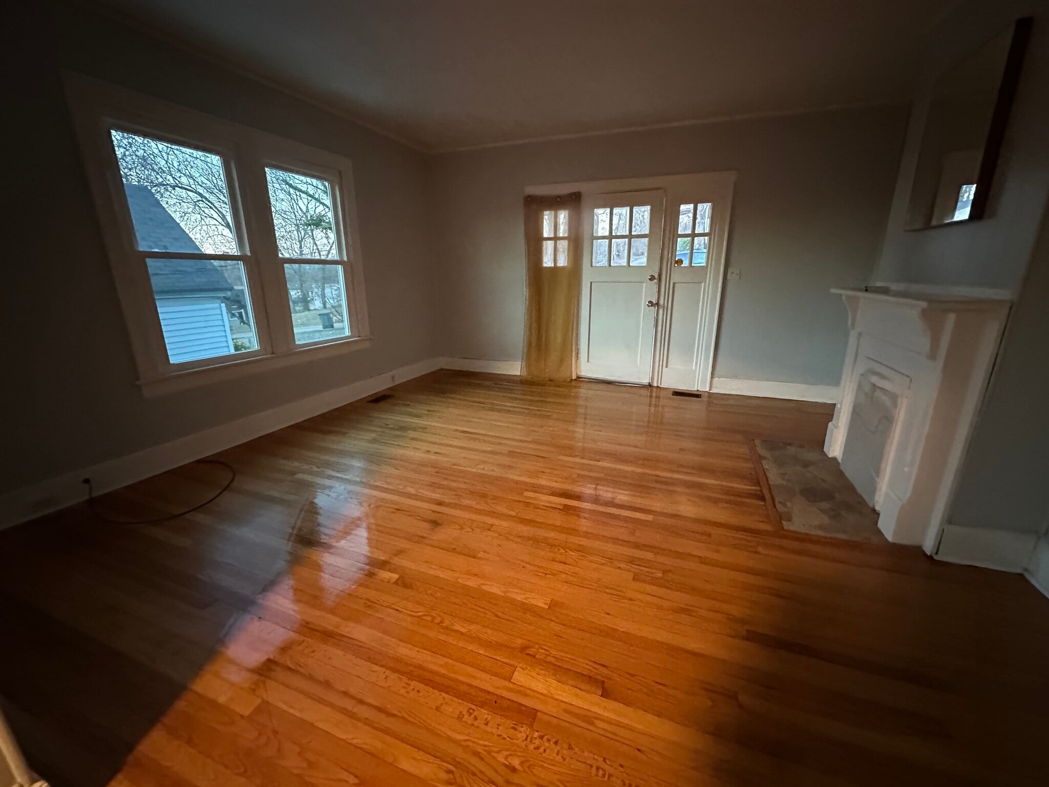 living room/front entrance - 2212 Allin St