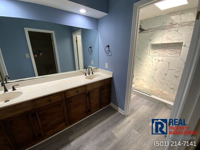 Building Photo - 711 Shea Dr