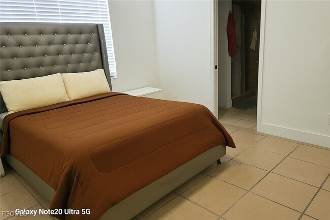 Building Photo - 702 Milton Ave N