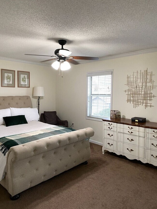 Building Photo - Stunning 2 bed, 2.5 bath townhouse just off the Oconee Connector