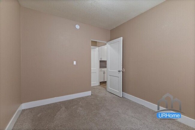 Building Photo - Exceptional Value: Charming Portland Studio ($1,100)