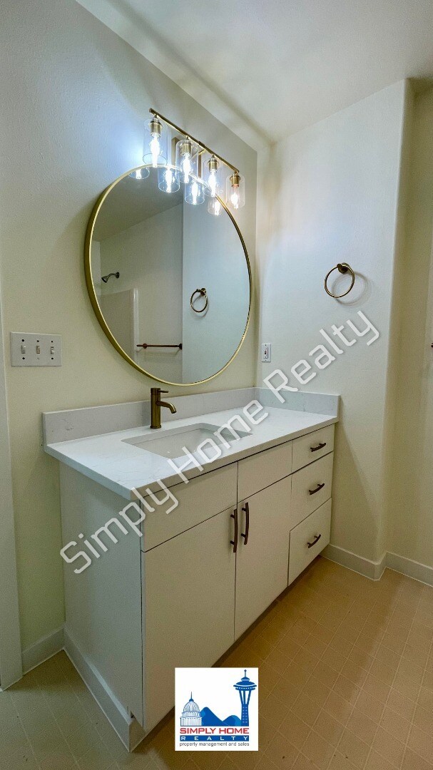 Building Photo - MOVE-IN READY LUXURY RENTAL - Beautifully Renovated 3 Bedroom, 2 Bathroom Duplex in Quiet Cul-de-...