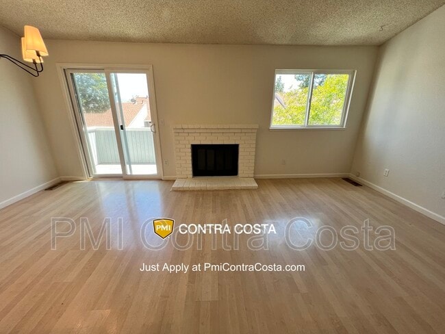 Building Photo - 409 Camelback Rd