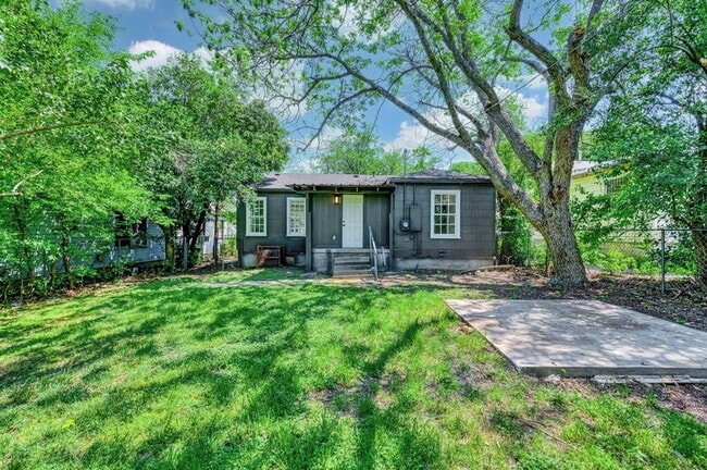 Building Photo - Beautifully maintained 2-bedroom, 1-bathroom house in Waco