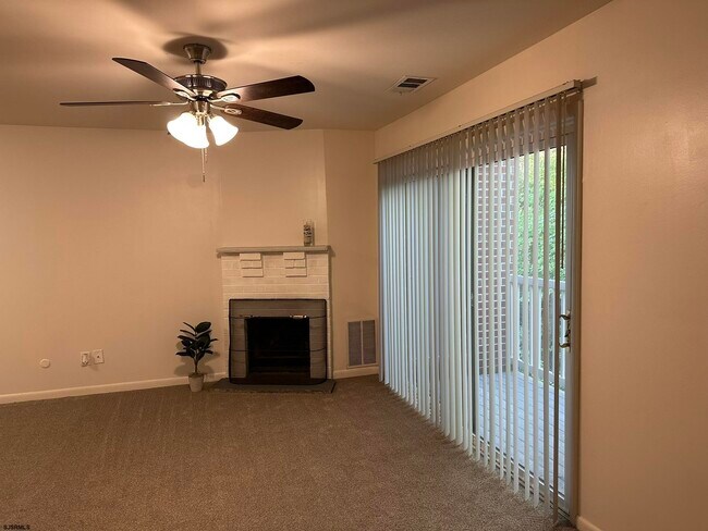Building Photo - 703 Camelback Ct