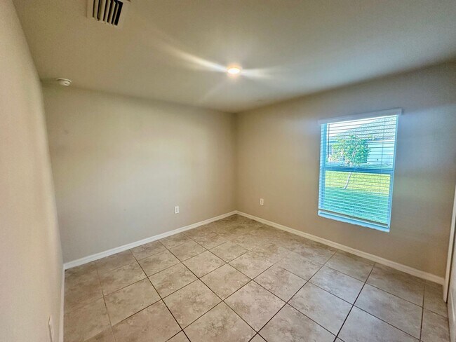 Building Photo - Available Now- 4 Bedroom 2 Bathroom NW Cap...