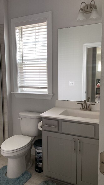 Guest Bath - 1st floor - 2905 Baronial St