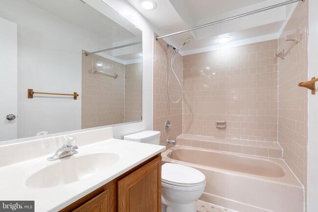 Building Photo - 38 Tudor Ct