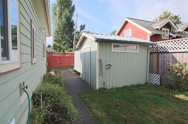 Building Photo - Nice Rambler 3bd 1.75bath Avail. Oct. 3rd