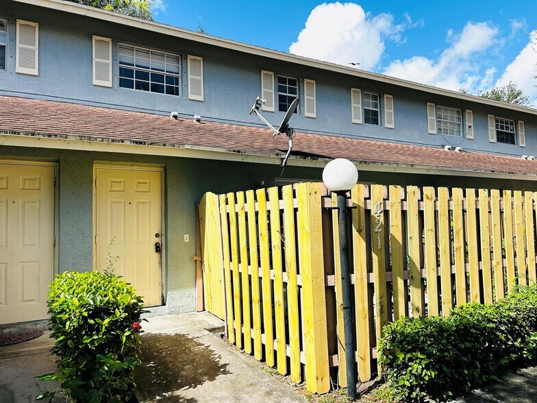 Building Photo - 421 Cypress Way W