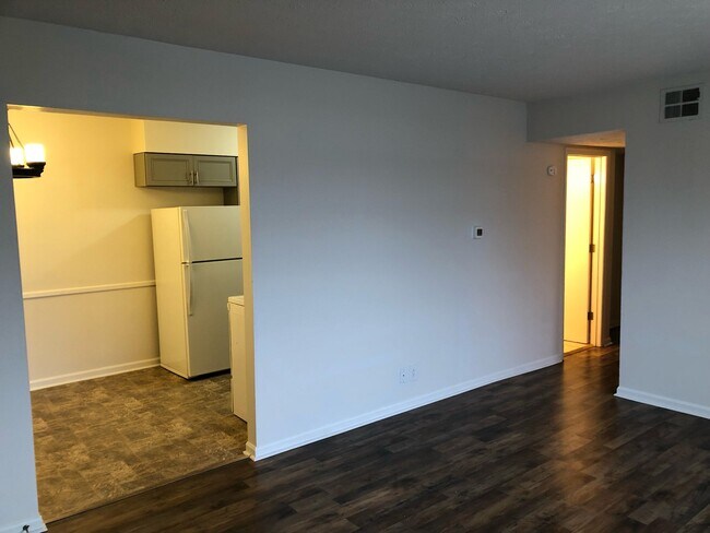 Building Photo - 904 Plaza Dr