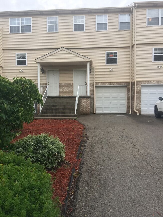 Building Photo - 159 Londonderry Dr