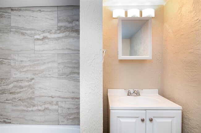 Building Photo - 975 N Washington St