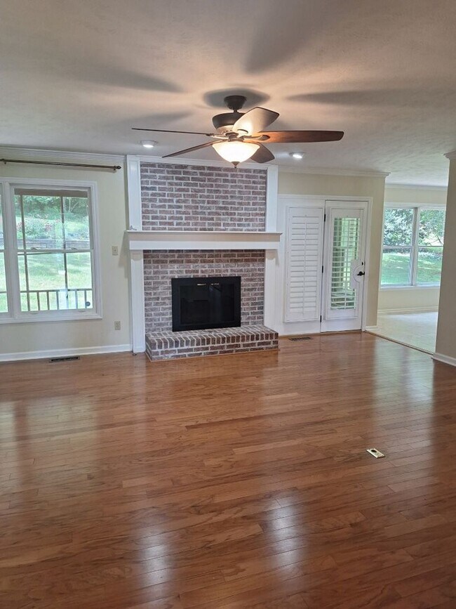 Building Photo - 4bd/3 bath located in desirable neighbor in Fox Den Subdivision in West Knoxville