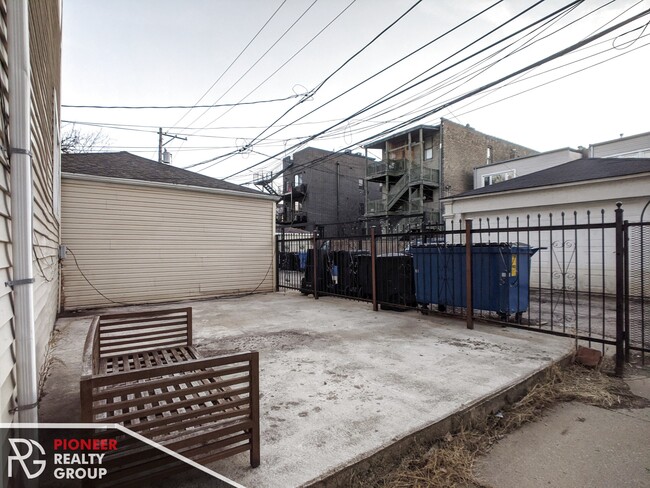 Building Photo - 1424 N Maplewood Ave