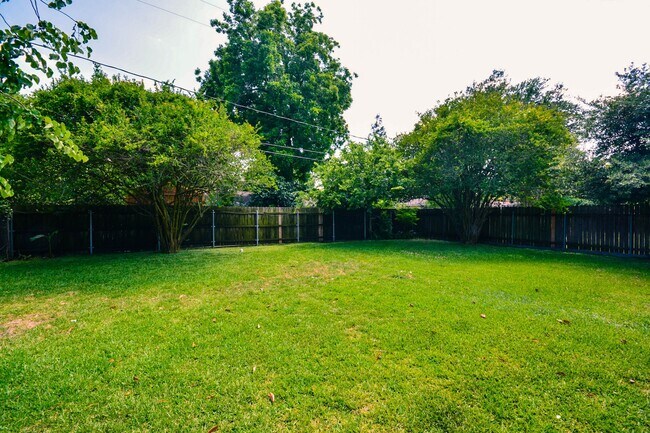 Building Photo - 8407 Edgemoor Dr