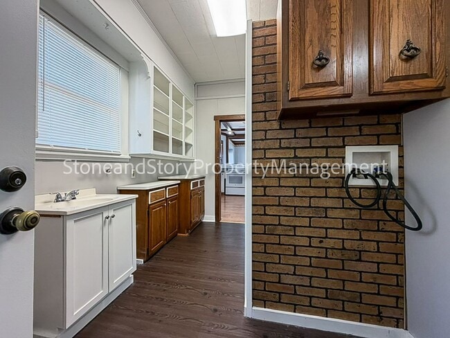 Building Photo - 3 bedroom 2 bath near Washburn University