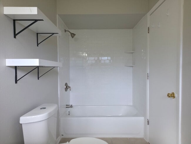 Building Photo - Freshly Updated 2/1 House with Garage in Deltona!