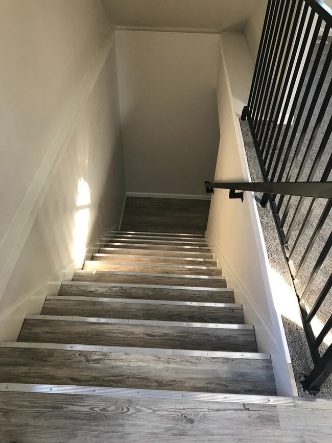 Building Photo - Upper unit in SW Bend Close to Old Mill an...