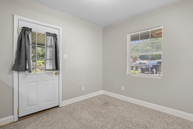 Building Photo - 613 Edgecliff Dr