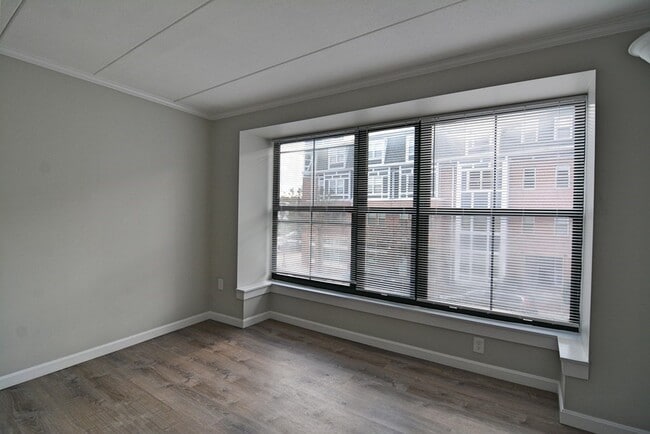 Building Photo - 4 Douglas Park