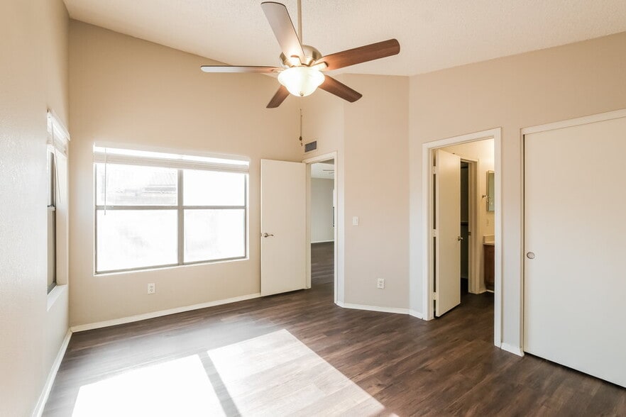 Building Photo - 11622 W Olive Dr