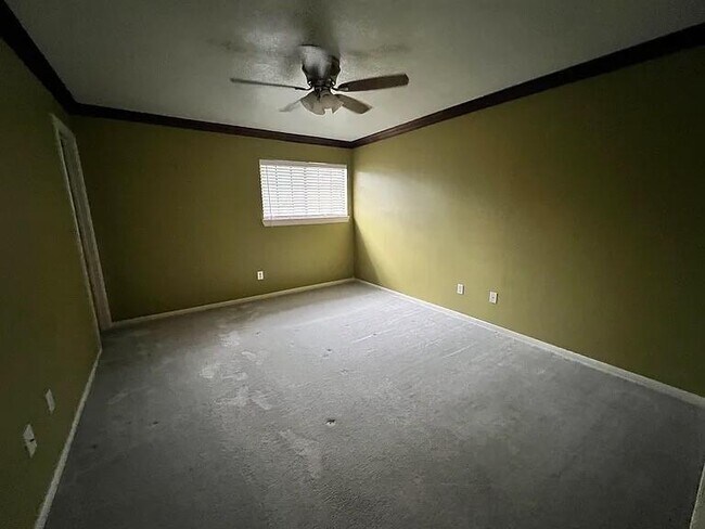 Building Photo - 6983 Oakwood Park
