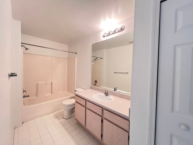 Building Photo - Awesome apartment at Cypress fairway!