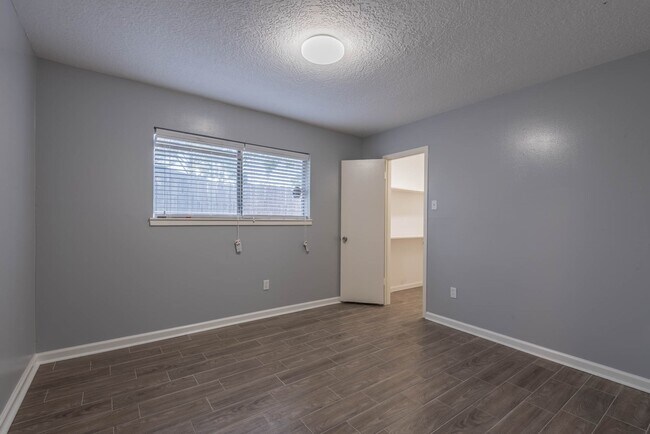 Building Photo - 423 Gentilly Dr