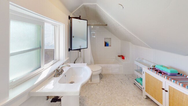 Building Photo - 3bed/3.5 Bath School Year Rental