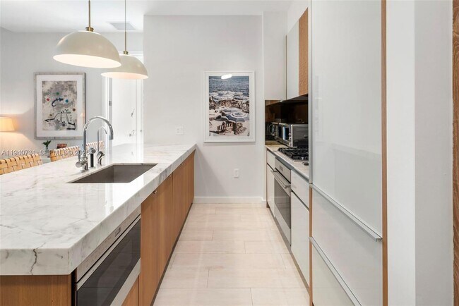 Building Photo - 2831 S Bayshore Dr