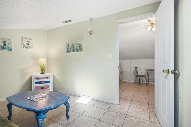 Building Photo - "Cozy & Efficient 1-Bedroom Retreat Steps ...