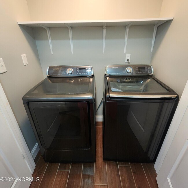 Building Photo - 115 Blue Bird Ln