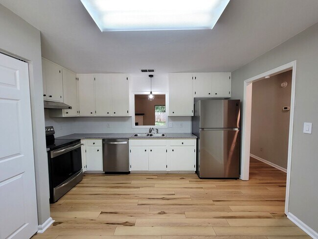 Building Photo - 2 bedroom/ 2 bath duplex for rent in NE Tallahassee, woodfloors, fenced back yard available Augus...