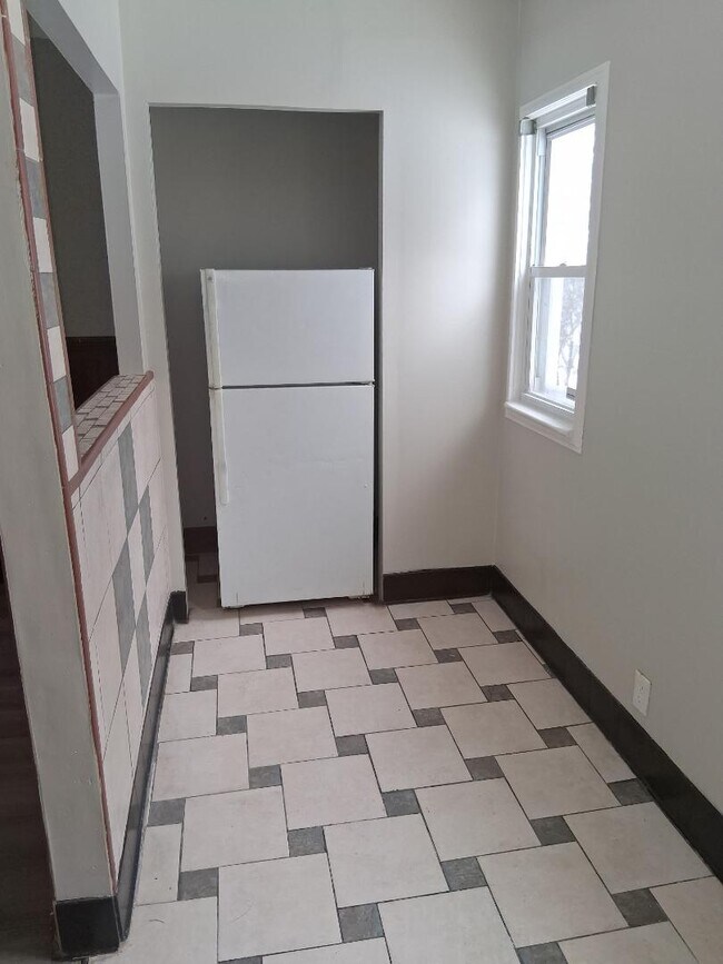 Building Photo - 1337 E 84th St