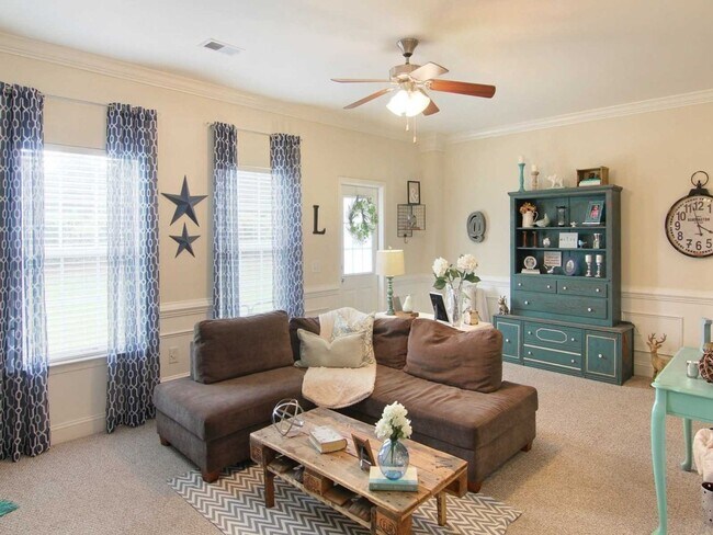 Building Photo - Your Perfect Summerville Retreat: 3BR Townhome with Garage